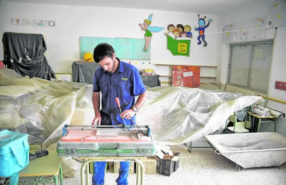Un obrero, en un aula del colegio San Cristóbal de El Bohío, en una de las obras que se llevaron a cabo el pasado verano. 