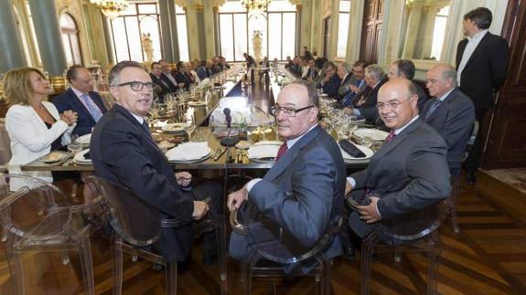 Luis Linde (centro), este lunes, durante la conferencia en el Círculo de Economía. 