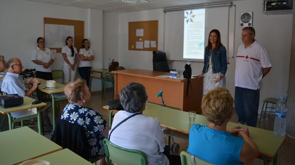 La alcaldesa de Águilas, Mari Carmen Moreno, se reúne con los mayores que colaboran con el Programa 'Tú me enseñas, yo te enseño'.