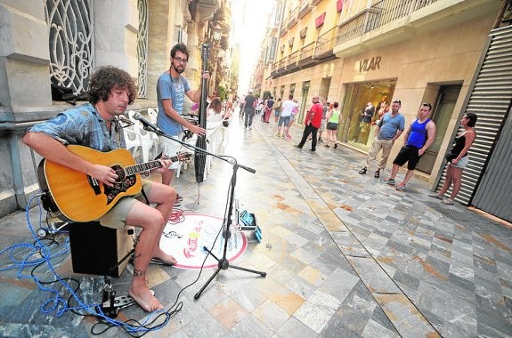 Artistas actúan en la calle Mayor, en la fiesta del año pasado.