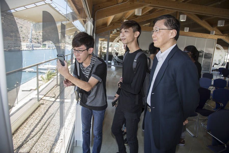 Dos de los alumnos junto a uno de sus profesores esta mañana en la UPCT.