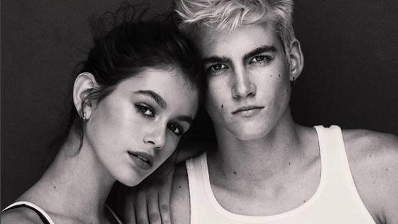 Presley y Kaia Gerber, hijos de la modelo Cindy Crawford. 