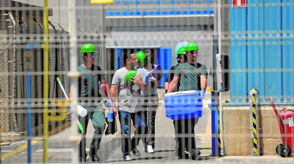 Guardias civiles y técnicos de la Fiscalía, con material durante la toma de muestras en la desaladora de Escombreras