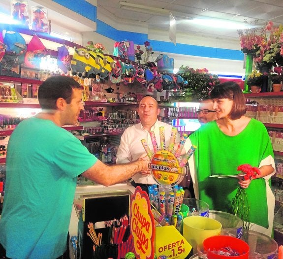 María González, ayer con el alcalde en un comercio de Cieza.