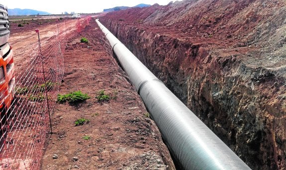 Los tubos de la empresa lorquina Noksel que fueron instalados en febrero para canalizar el agua desde el Cerro Colorado. 