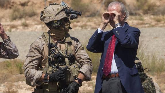 El ministro Pedro Morenés en el campo de vuelo de Alhama. 