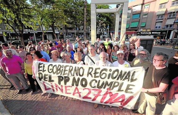 Concentración vecinal, en El Charco, para exigir mejoras en el transporte. 