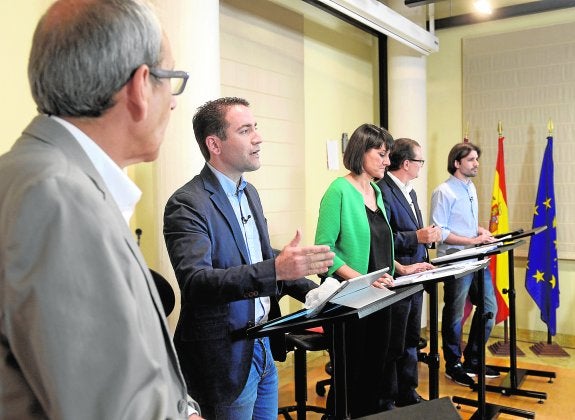 De izquierda a derecha, Joaquín García Cruz, subdirector de 'La Verdad', Teodoro García (PP), María González Veracruz (PSOE), Miguel Garaulet (Ciudadanos) y Javier Sánchez (Unidos Podemos), durante el debate de ayer. 
