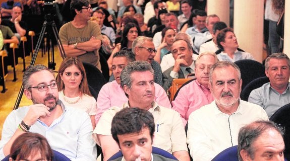 La sala al completo. En primera línea, diputados y representantes sindicales. 