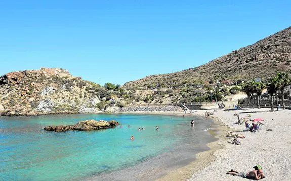 Playa de Cala Cortina, con la batería de Santa Florentina, al fondo.