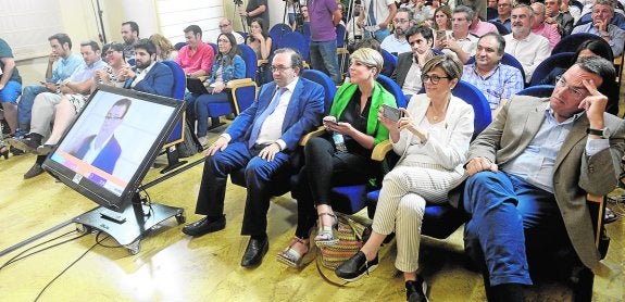 En primera fila, el rector José Orihuela, la consejera Noelia Arroyo, la presidenta de la Asamblea Regional, Rosa Peñalver, y el presidente del Consejo Social de la UMU, Javier Ruano. :: N. García / agm