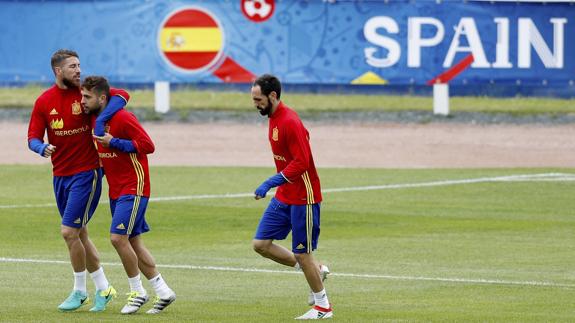 Sergio Ramos, Jordi Alba y Juanfran realizan carrera continua. 