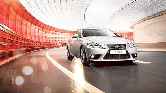 En la carretera, el nuevo IS 300h se convierte en una equilibrada berlina durante la conducción.