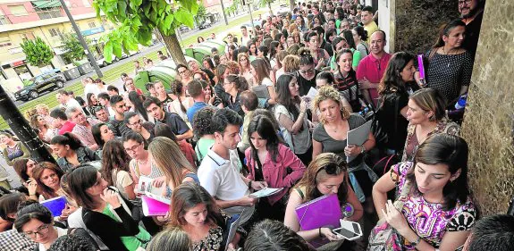 Centenares de opositores se agolpaban a primera hora de la mañana de ayer en el edificio Rector Sabater de Murcia para comenzar el examen. 