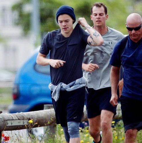 Harry Styles practica 'running'.