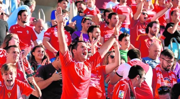 Aficionados del Murcia, en el partido ante el Toledo. 