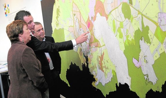 Pilar Barreiro, junto a Joaquín Segado y Agustín Guillén, durante la exposición del nuevo Plan General en 2008.