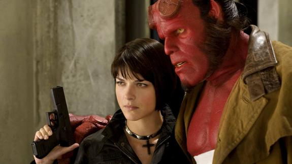 La actriz Selma Blair en una de las escenas de la película 'Hellboy' junto al actor Ron Perlman. 