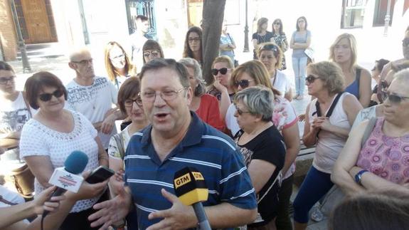 El sacerdote Joaquín Sánchez hace de portavoz de las afectadas. 