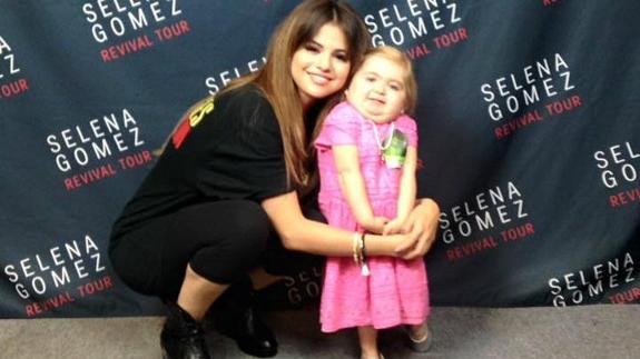 Selena Gomez y Audrey posan delante de un photocall.