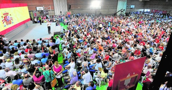 Aspecto del pabellón de San Basilio durante el discurso de Pedro Sánchez, con una gran bandera de España en la pantalla gigante que cerraba el escenario. 