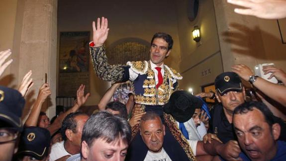 El diestro José Tomás sale a hombros de la plaza de toros de Alicante.