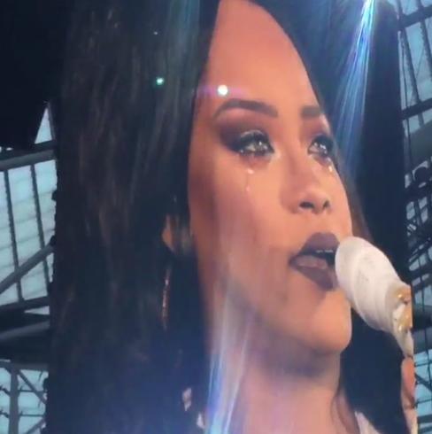 Rihanna lloró desconsolada en un concierto al recordar a su exnovio