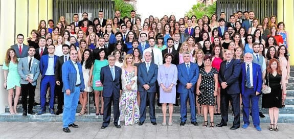 Los casi 150 nuevos médicos colegiados posaron junto con los miembros de la junta directiva para la foto de familia del acto.
