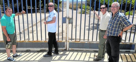 Joaquín Fernández, Mariano Martínez, Luis Gutiérrez y Antonio Cariñano, en la entrada al antiguo complejo de Zinsa en Torreciega.