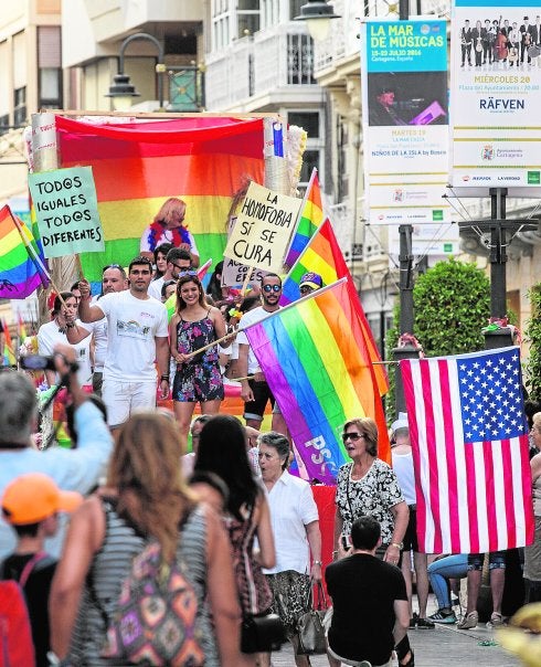 Banderas arcoíris y una de Estados Unidos, en una carroza, ayer en la Puerta de Murcia. 