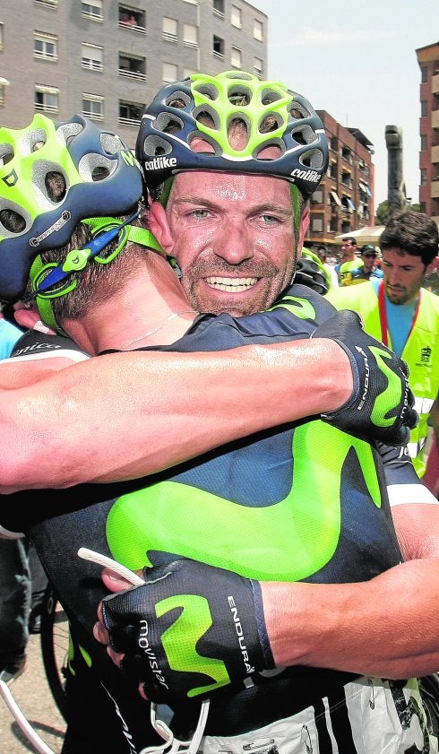 Un compañero de equipo felicita a Rojas por su triunfo; en la imagen pequeña, el ciezano, flanqueado por Ángel Vicioso y Jordi Simón. 