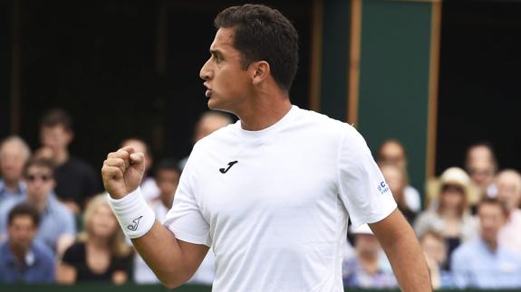 Nicolas Almagro celebra un punto en Wimbledon.