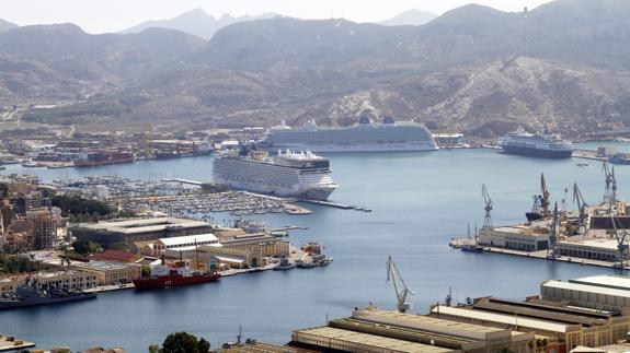 Tres cruceros atracan en el Puerto de Cartagena.