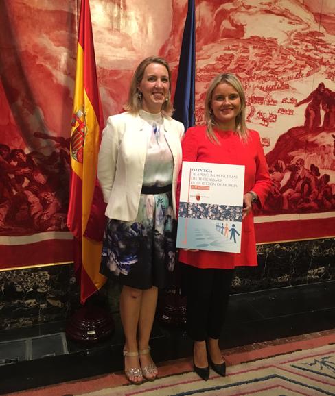 María Robles junto a la presidenta de Fundación Víctimas del Terrorismo, María del Mar Blanco, durante la reunión.