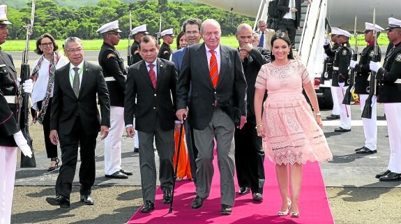 El Rey emérito, a su llegada a Panamá para los fastos . Abajo, Doña Sofía en la boda inglesa. :: efe