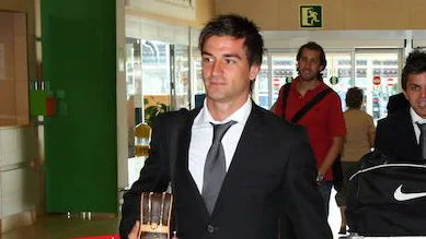 Natalio en el aeropuerto de San Javier junto al resto de la plantilla del Real Murcia. 