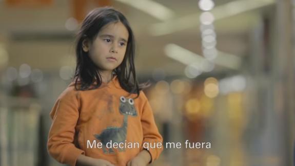 La actriz infantil Anano en el  vídeo de Unicef. donde denuncia la discriminación que sufren también los niños de la calle. 