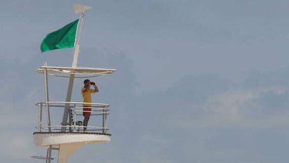 Bandera verde en La Manga del Mar Menor. 