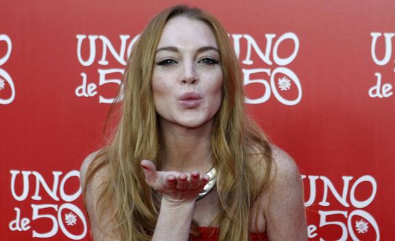 La actriz Lindsay Lohan posa durante un acto publicitario de una firma de joyas que promociona en Madrid. 