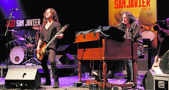 Ken Hensley, a los teclados, y su grupo, durante la actuación en San Javier. 