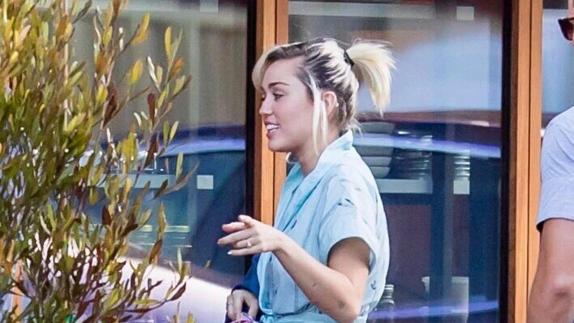 Miley Cyrus luce anillo nuevo.