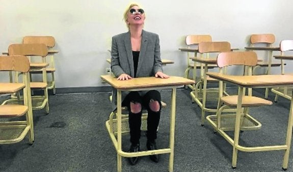 Lady Gaga, exultante en su mesita.