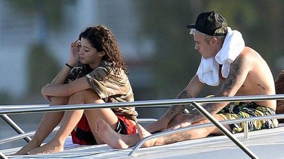 Justin Bieber y Alexandra Michelle Rodríguez durante su escapada en yate por Miami. 