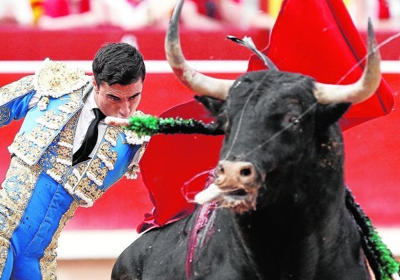 El lorquino Paco Ureña, durante la faena a su primer toro. 