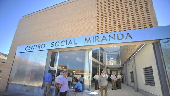 Vecinos de Miranda en la puerta del centro social de la diputación cartagenera, en una foto de archivo.