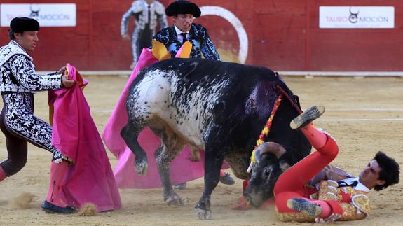 Cogida a Víctor Barrio en Teruel.