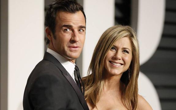 Justin Theroux y Jennifer Aniston en la alfombra roja de Vogue para los Oscars de 2015. 