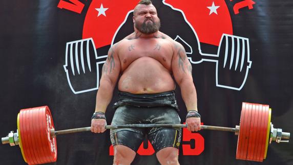 Eddie Hall levantando peso muerto en otra ocasión.