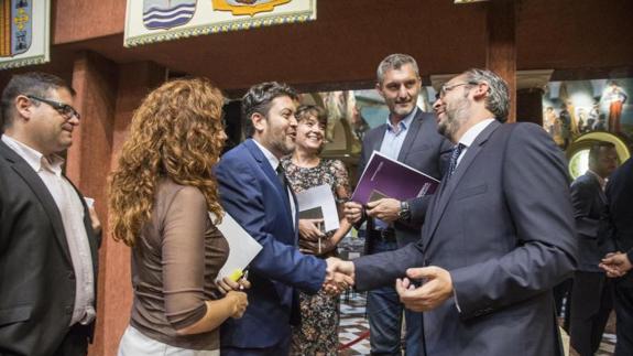 Miguel Sánchez y Víctor Martínez se dan la mano ante la mirada de Urralburu al finalizar el debate.