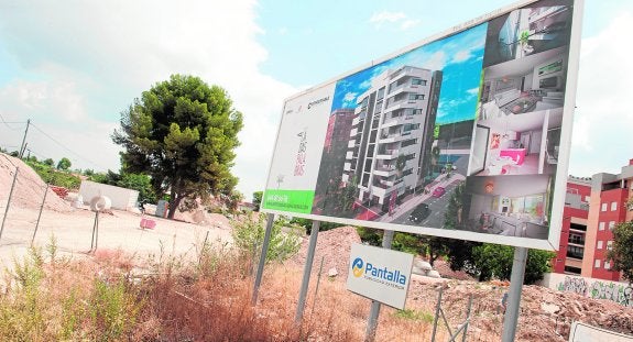 Obras de urbanización en la parcela de la avenida Juan Carlos I que ocuparán los nueve bloques de viviendas. 